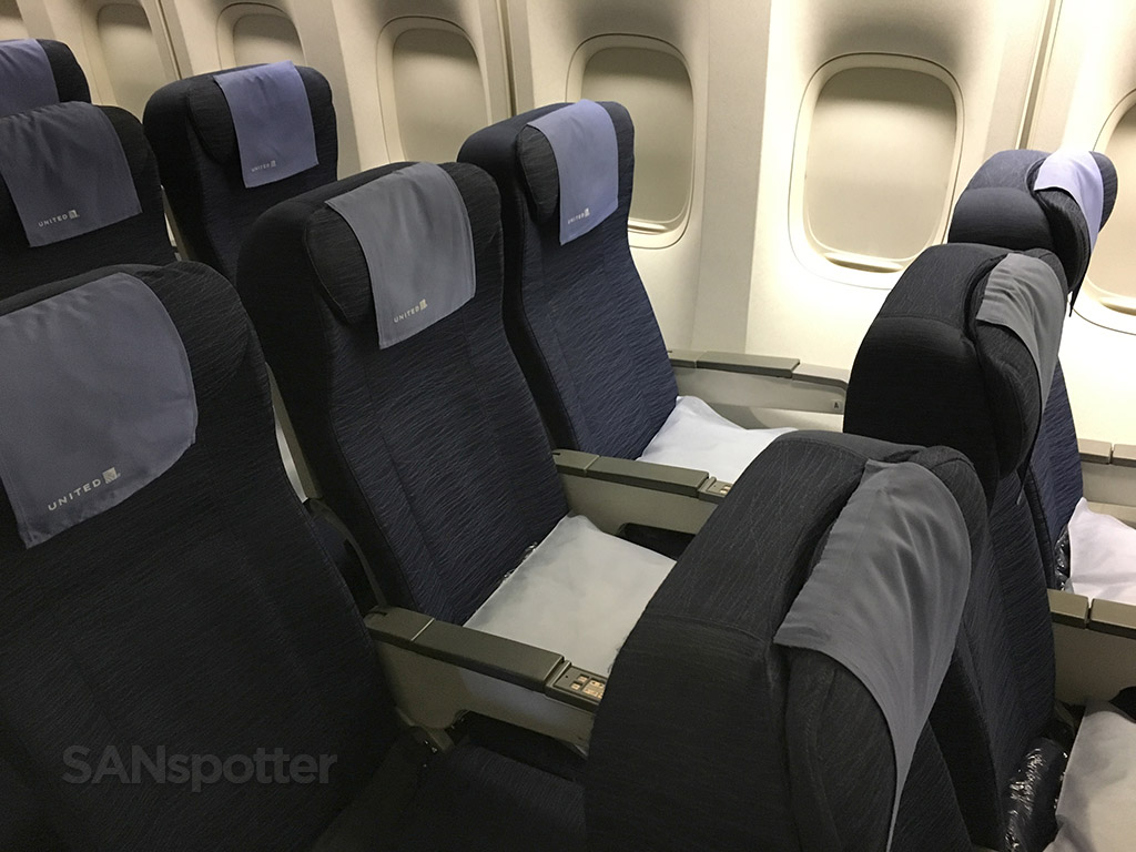 United Airlines 747-400 economy class San Francisco to Chicago – SANspotter