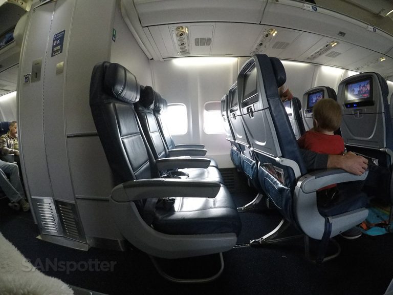 delta 757-300 mid cabin lavatory