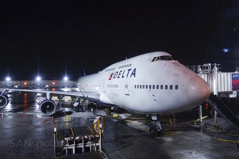 N662US DTW airport 747-400