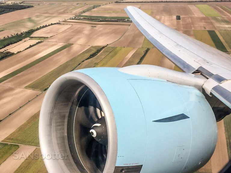 Austrian Airlines 777-200 GE90 engine