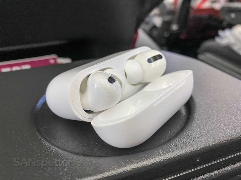 All the things I discovered while using my AirPods Pro on an airplane