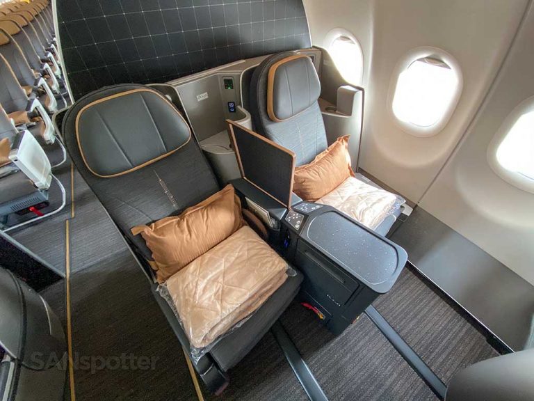 Starlux Airlines business class seats