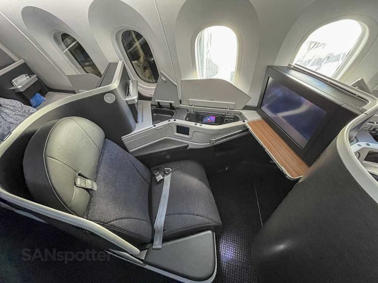 American Airlines 787-9 business class seat