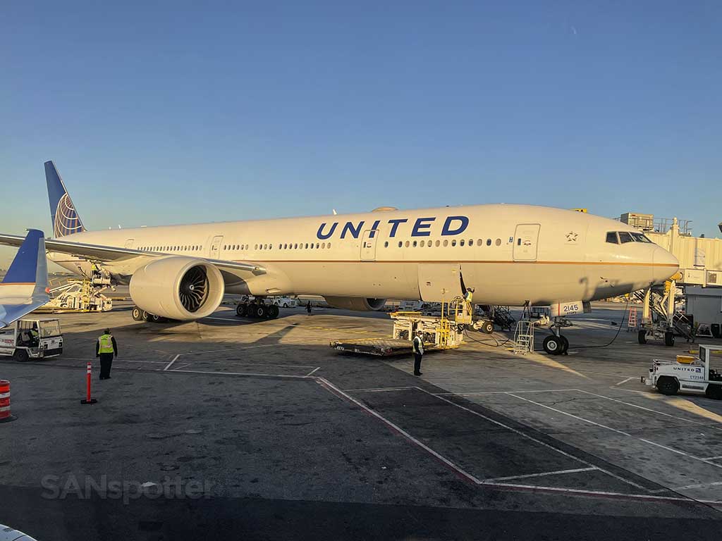 American Airlines vs United: a head to head (and very meaty) comparison –  SANspotter