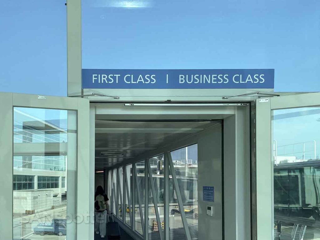 First class and business class jet bridge ICN