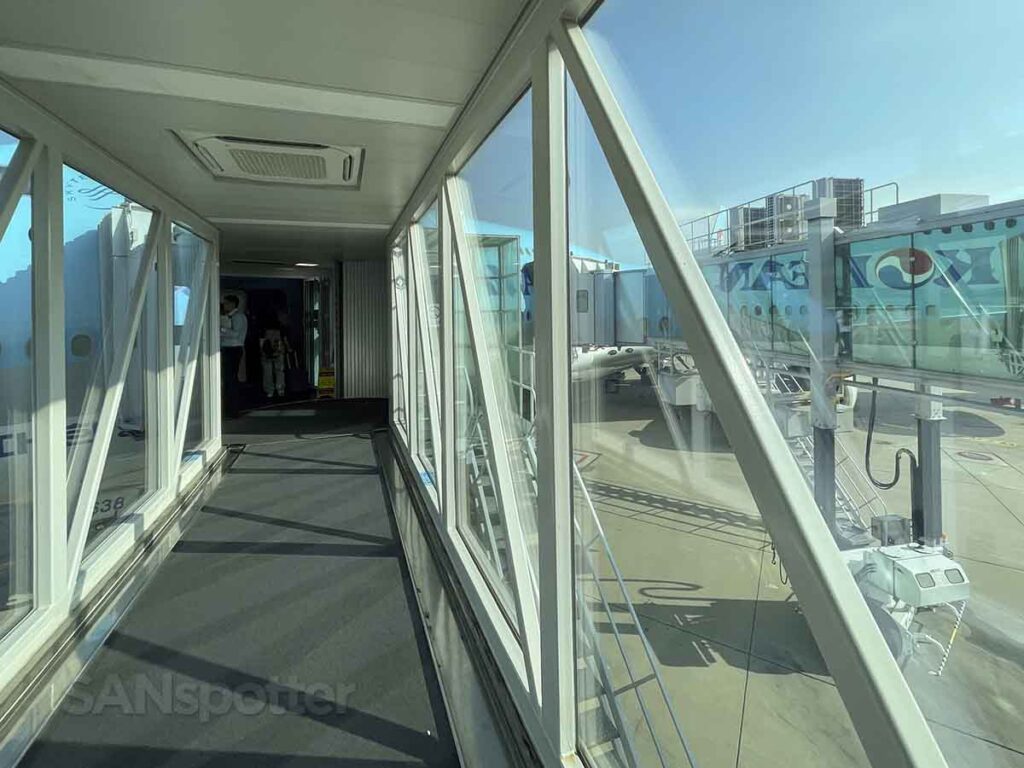 Glass jet bridge ICN