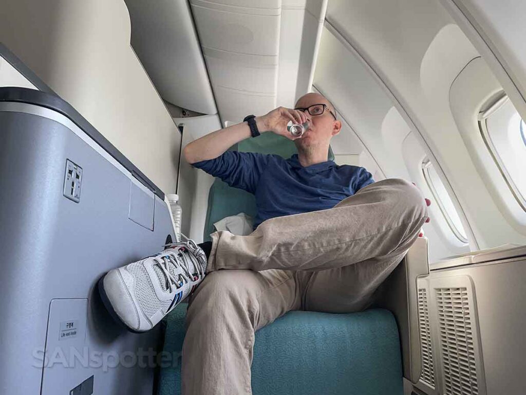 SANspotter enjoying a pre-depression drink in Korean Air 747-8 prestige class