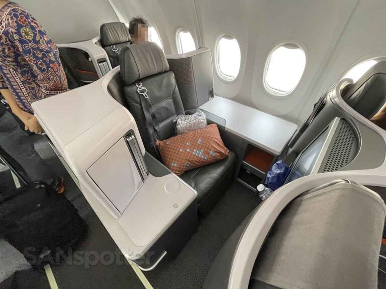 Singapore Airlines 737 MAX 8 business class single seat