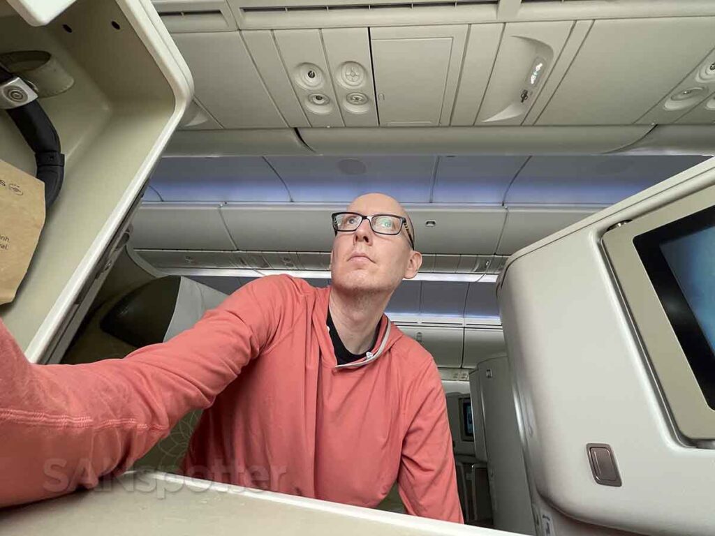 SANspotter looking out the window from Vietnam Airlines 787-9 business class