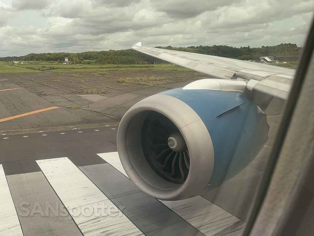 Vietnam Airlines 787-9 lining up for runway 16R at NRT