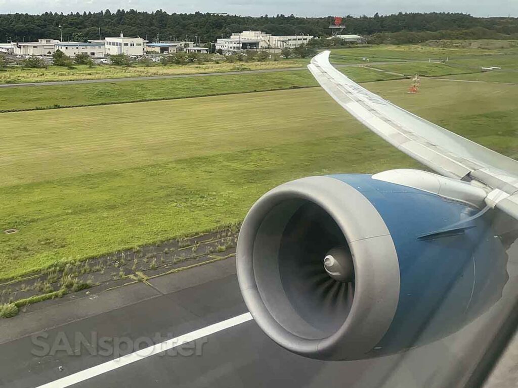 Vietnam Airlines 787-9 taking off from runway 16R at NRT