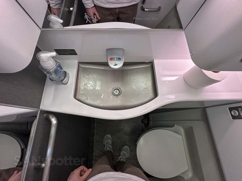 Delta 767-300 economy lavatory sink