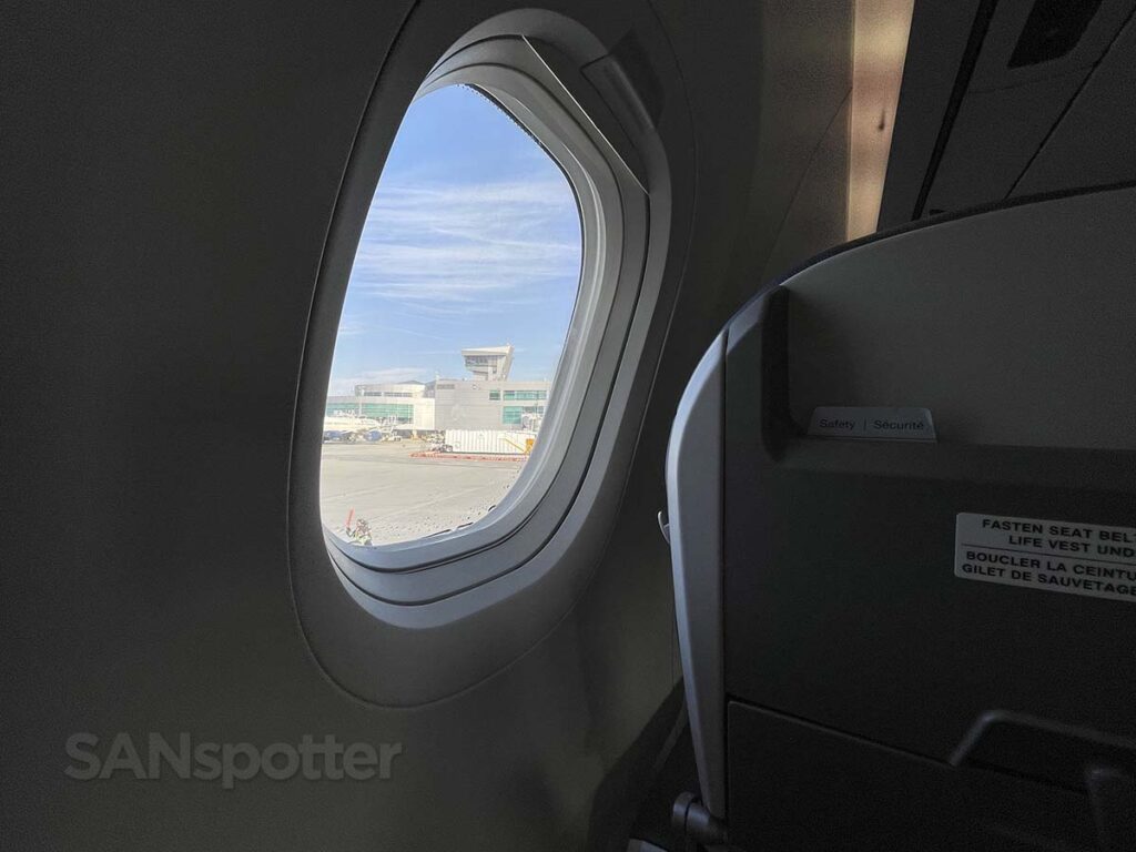 Porter airlines E195 window